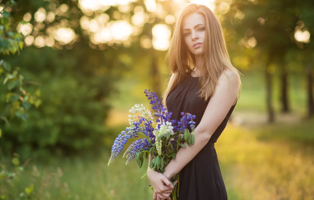 Фото обои взгляд, девушка, цветы, боке, люпины