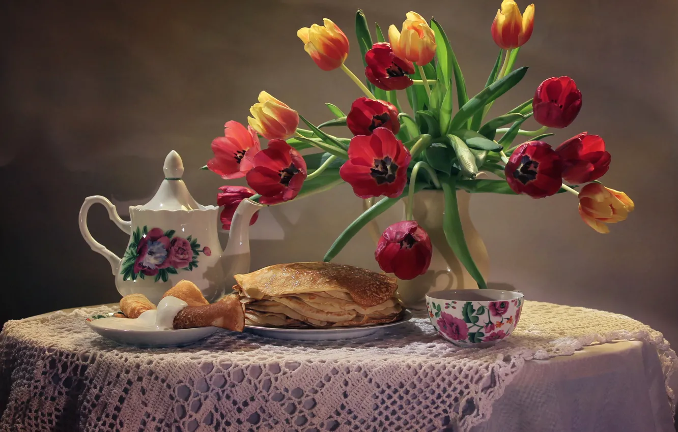 Фото обои цветы, стол, фон, чай, букет, чайник, тарелка, чашка