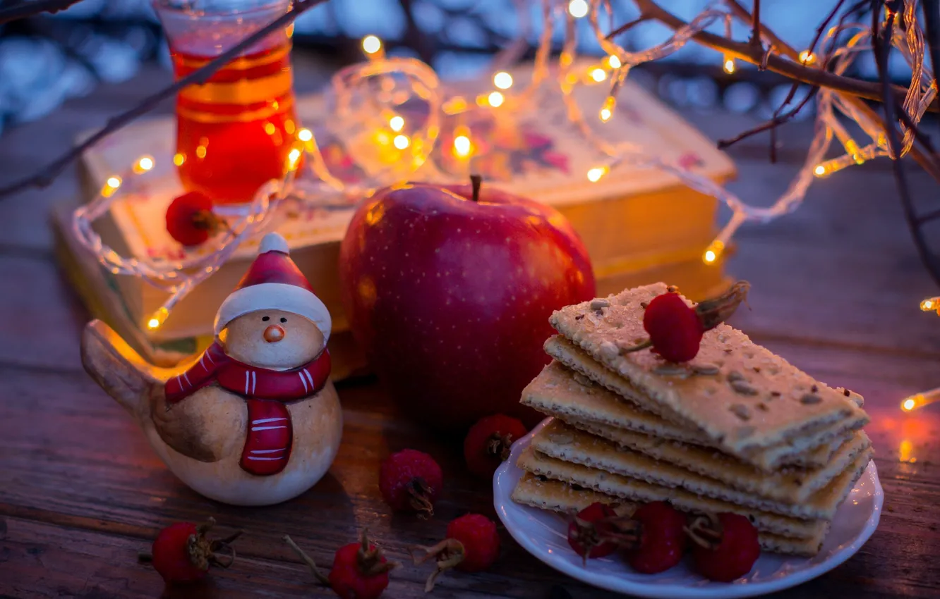 Фото обои огни, ягоды, чай, книги, яблоко, желтые, печенье, красные