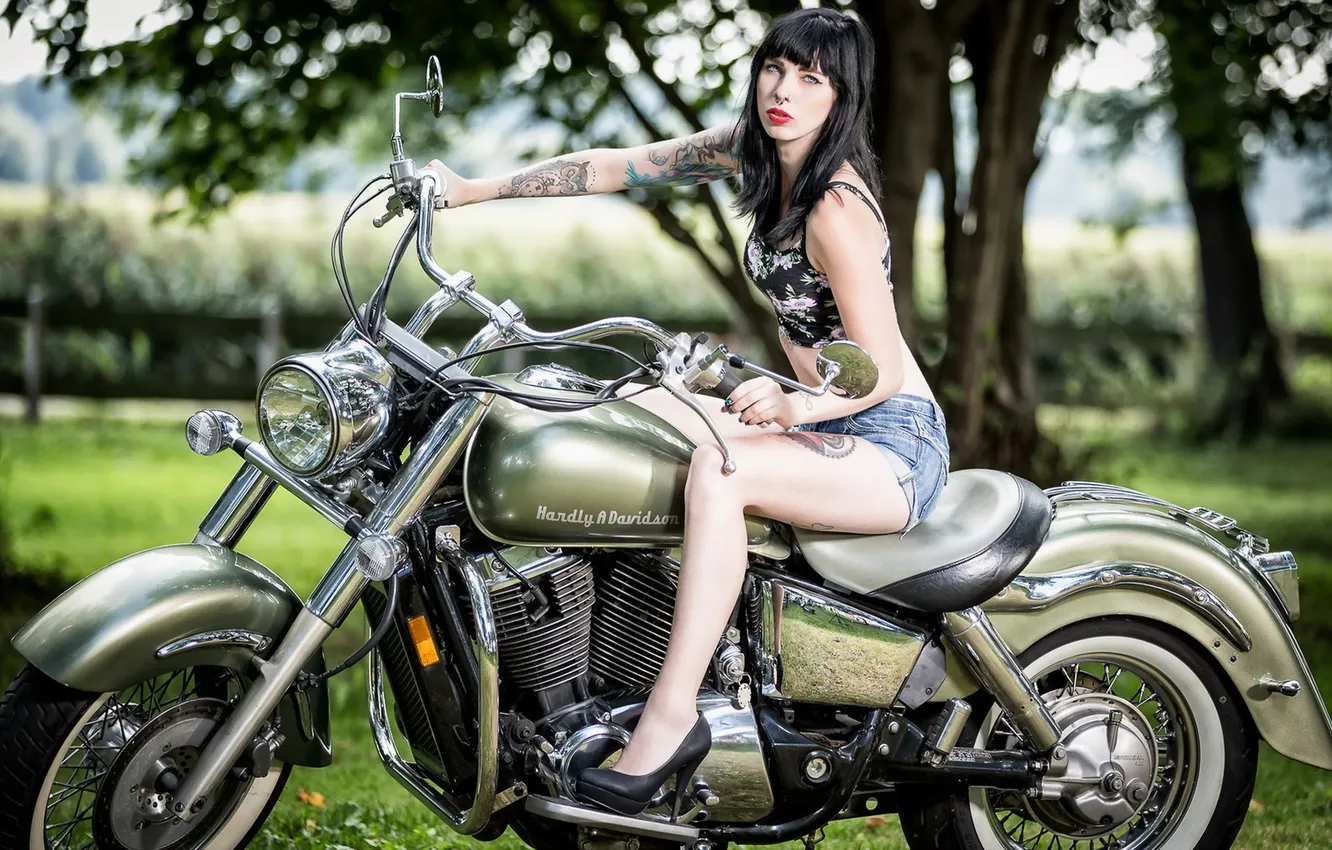 Фото обои взгляд, девушка, мотоцикл