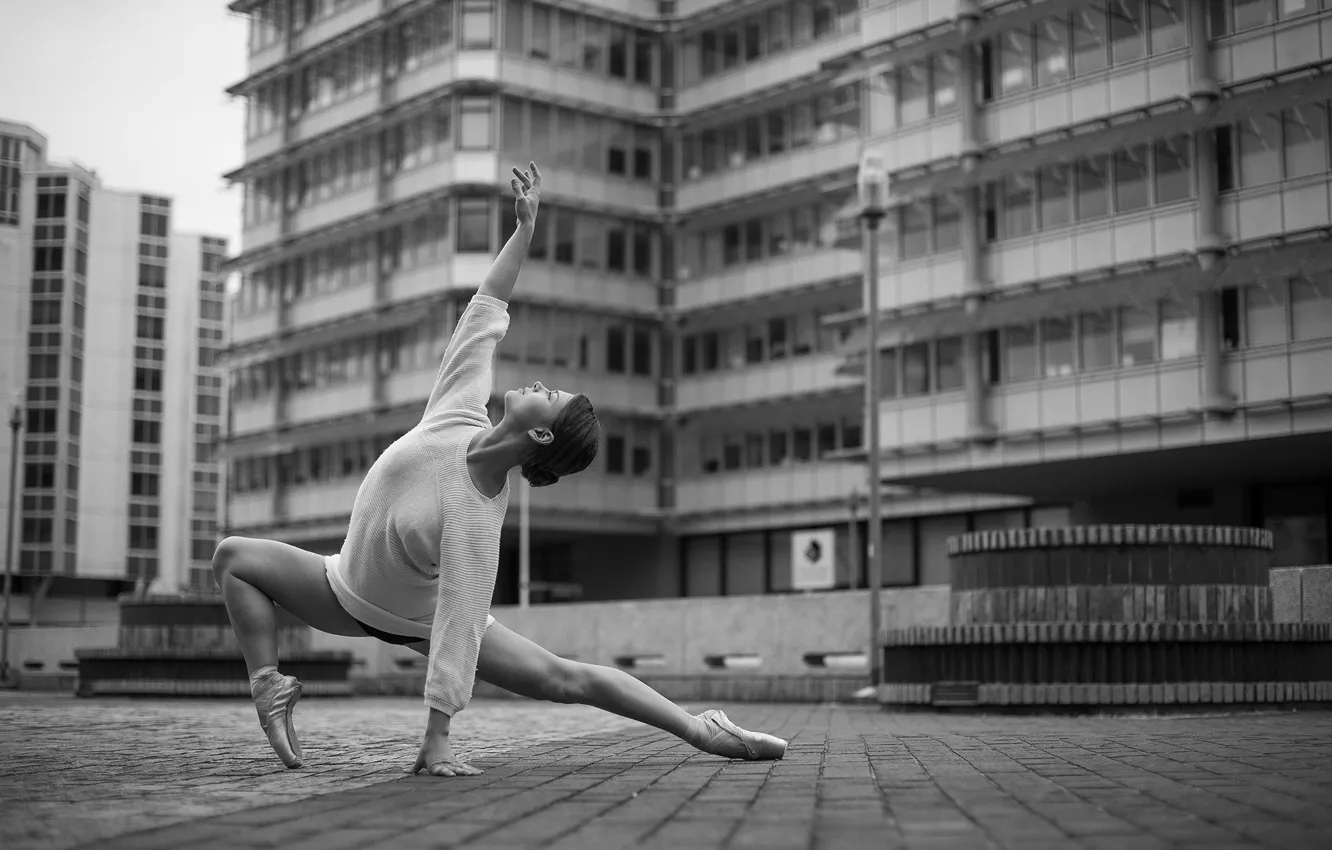 Фото обои girl, woman, model, street, bokeh, black and white, female, ballet