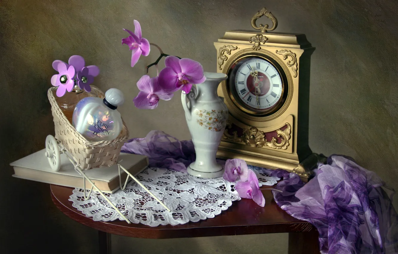 Фото обои цветы, часы, текстура, духи, книга, флакон, ваза, натюрморт