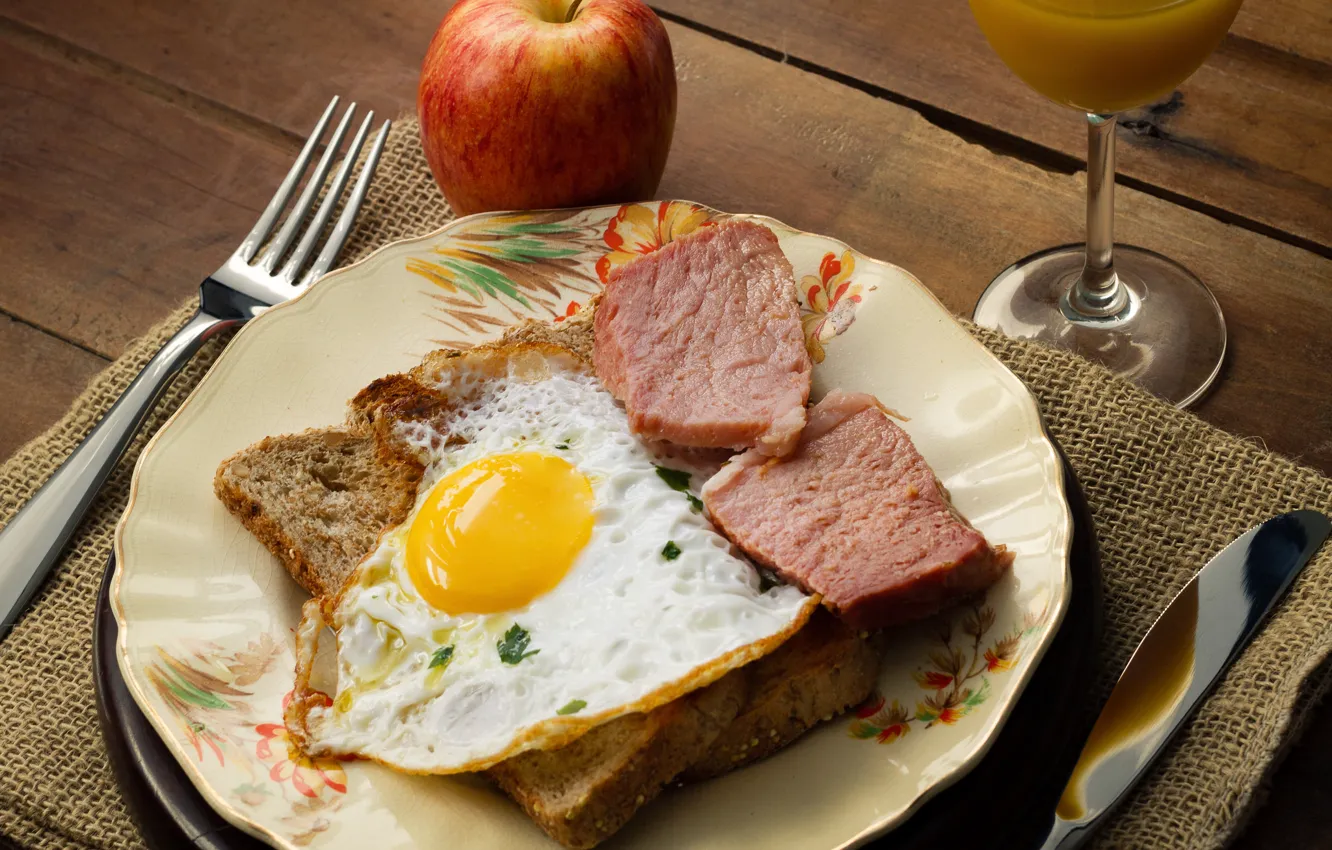 Фото обои бокал, яйцо, яблоко, сок, хлеб, нож, мясо, вилка