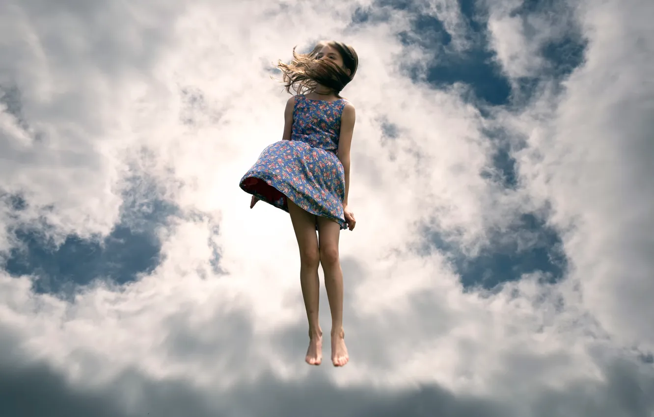 Фото обои небо, облака, прыжок, девочка