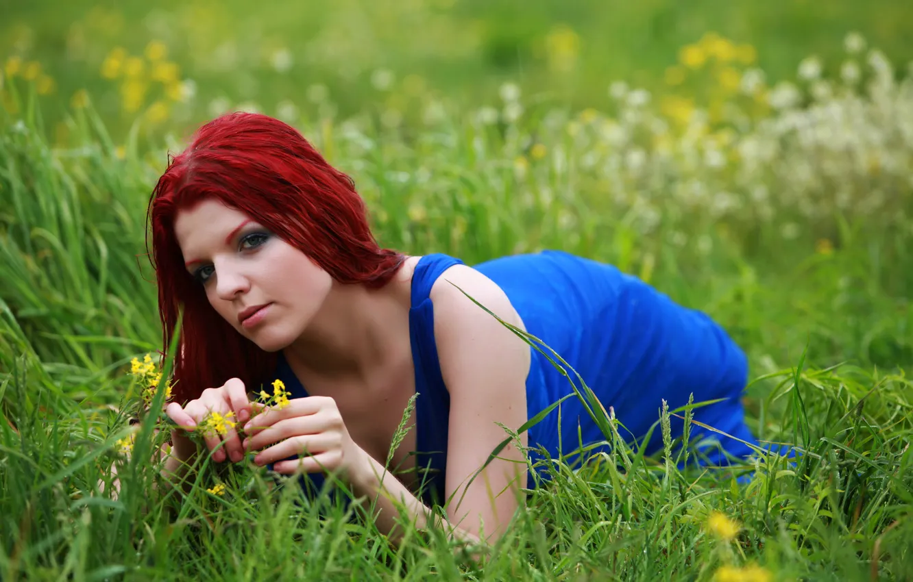 Фото обои трава, Девушка, рыжая, синее платье, полевой цветок