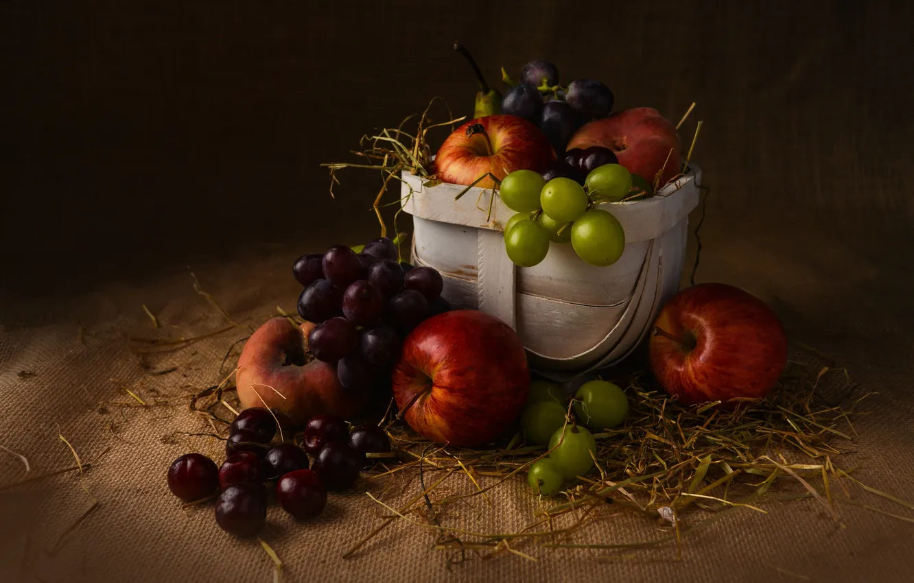 Фото обои темный фон, фон, яблоки, еда, виноград, солома, фрукты, натюрморт