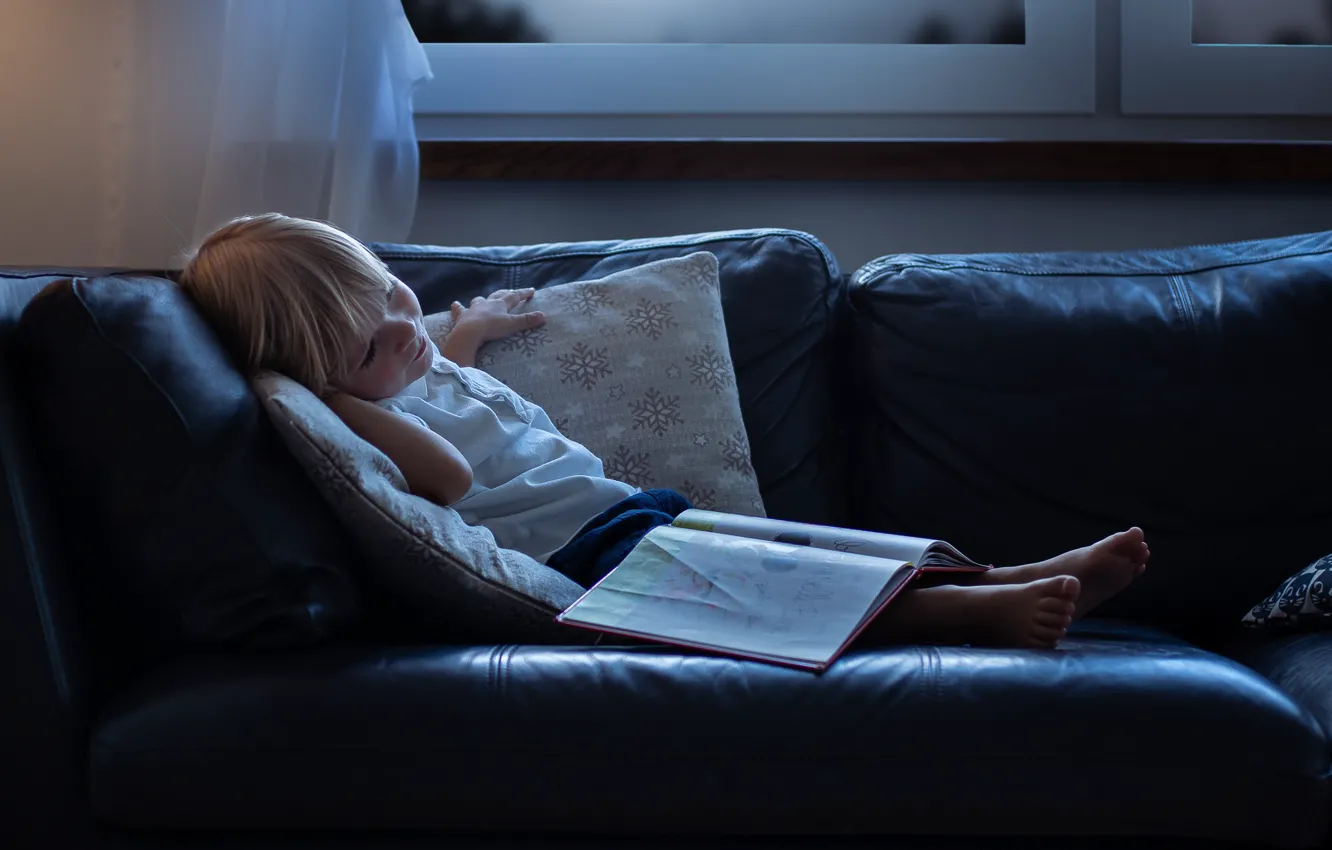 Фото обои диван, босиком, подушки, мальчик, малыш, окно, книга, ребёнок