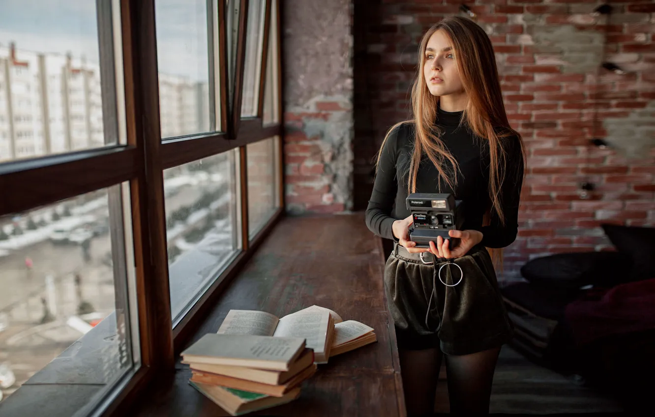 Фото обои взгляд, девушка, книги, окно, фотоаппарат, Polaroid, Алексей Юрьев
