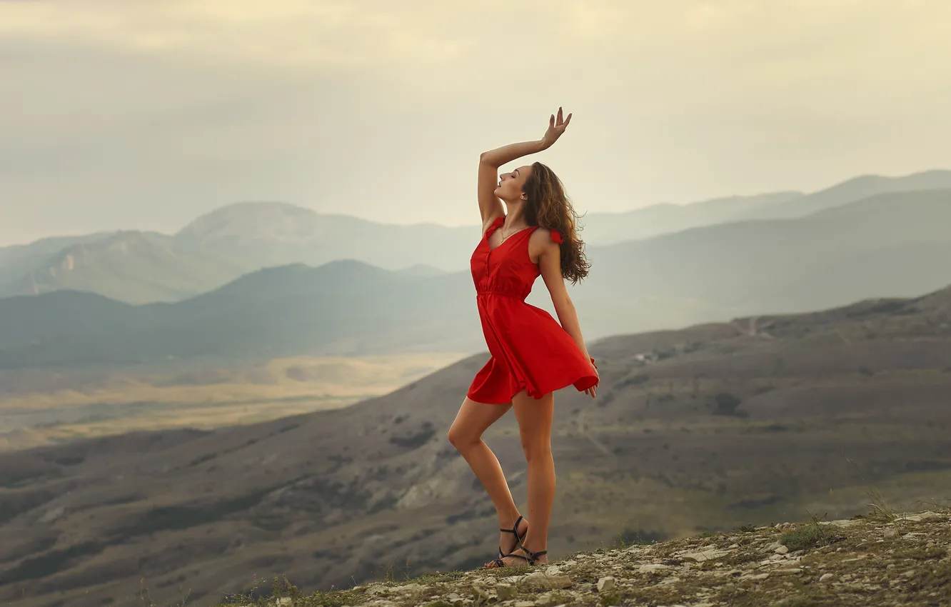 Фото обои девушка, горы, поза, ветер, красное, волосы, фигура, платье