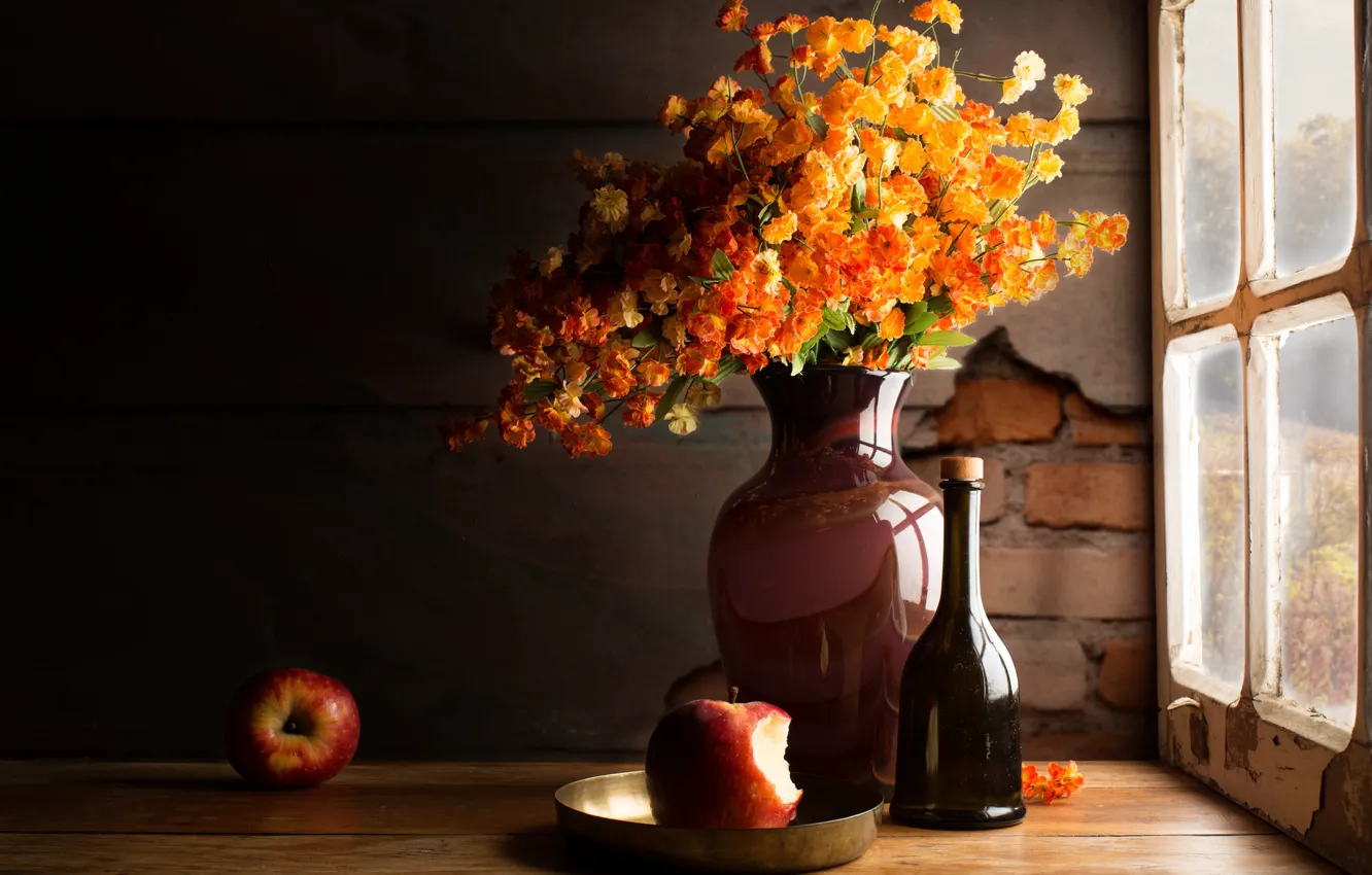 Фото обои стекло, свет, цветы, темный фон, стол, стена, яблоки, доски