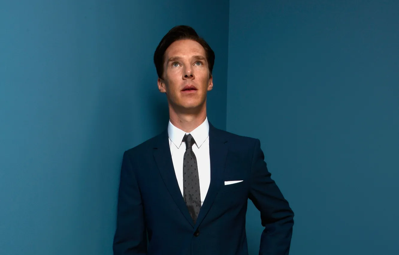 Фото обои костюм, Бенедикт Камбербэтч, Benedict Cumberbatch, взгляд вверх, Британский актёр