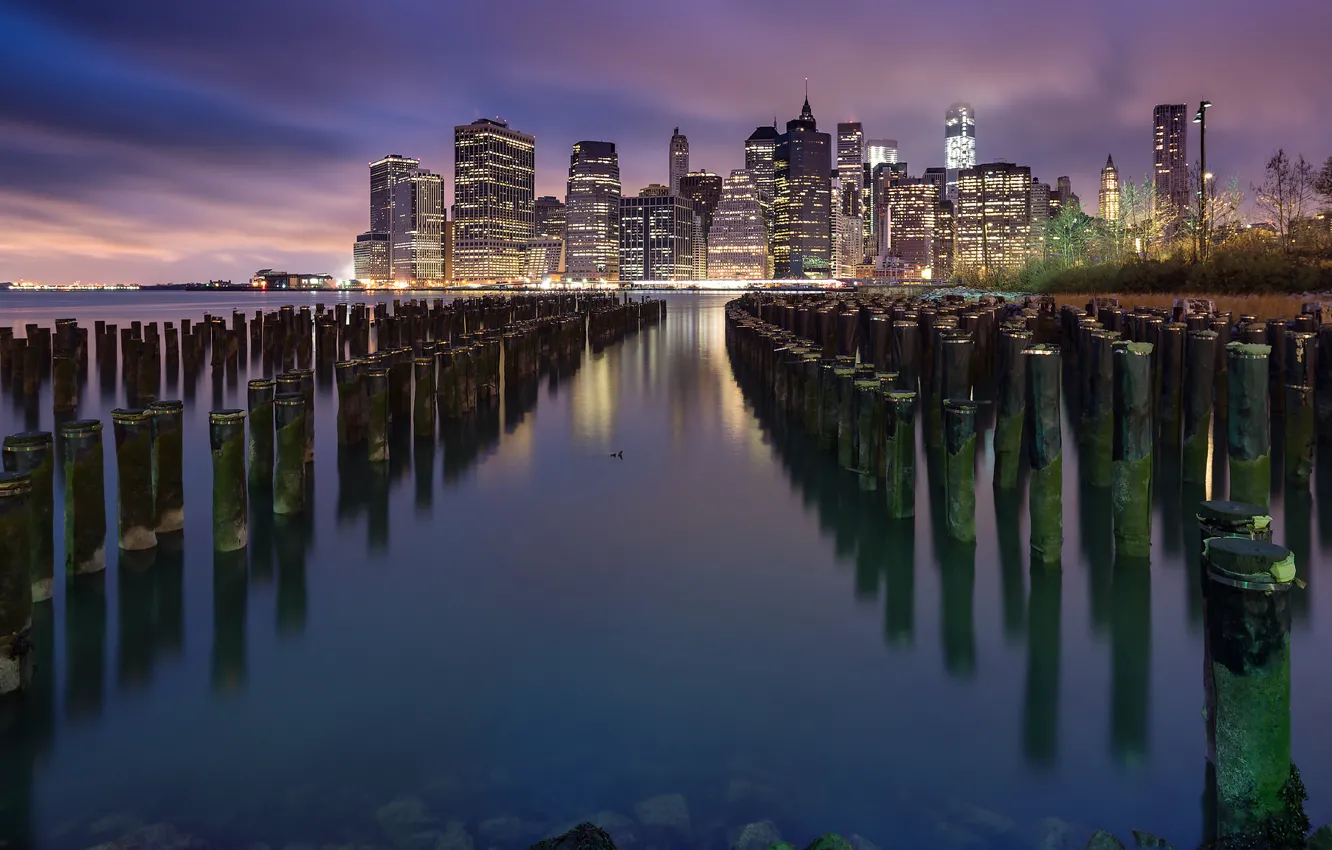 Фото обои город, огни, река, здания, Нью-Йорк, небоскребы, вечер, USA