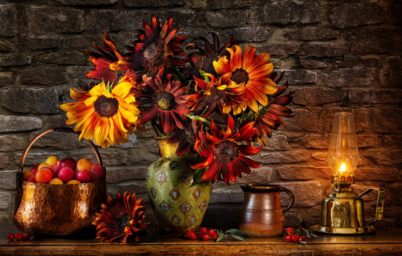 Фото обои подсолнухи, цветы, стиль, стена, лампа, шиповник, кувшин, натюрморт