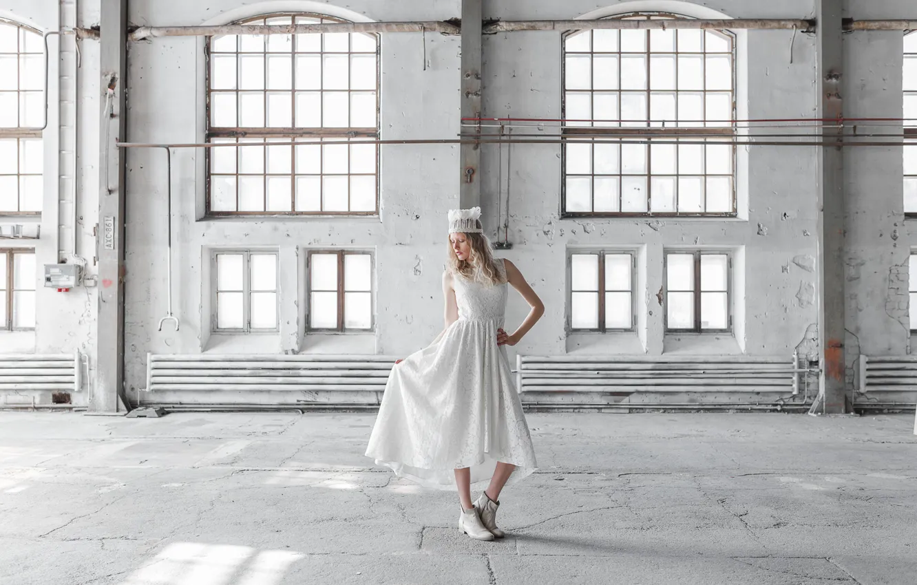 Фото обои девушка, ботинки, белое платье, помещение, eco fashion