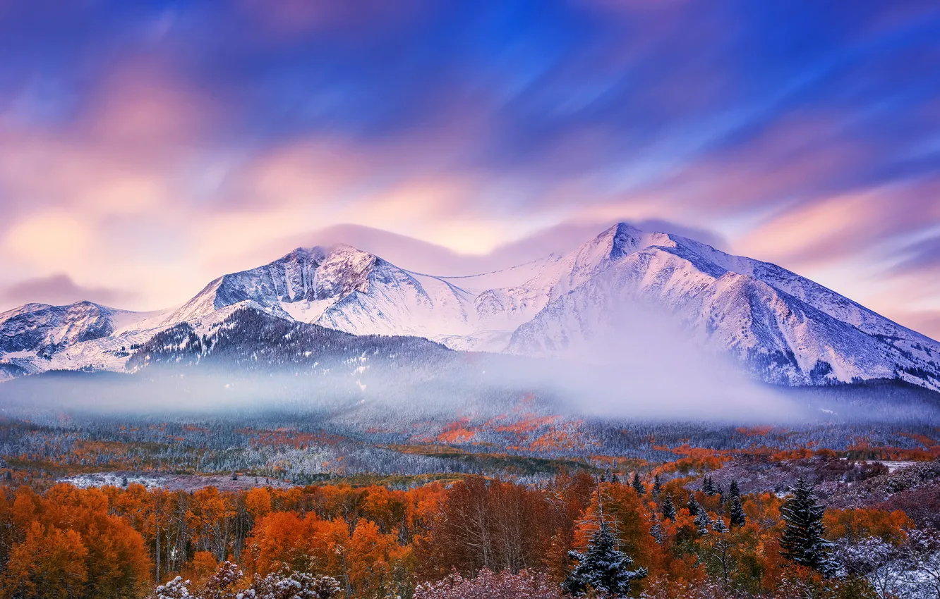Фото обои осень, лес, небо, снег, горы, утро
