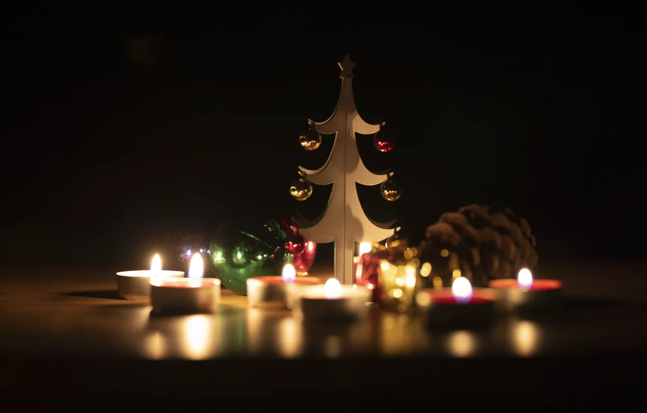 Фото обои шарики, свет, ночь, темнота, темный фон, стол, пламя, праздник