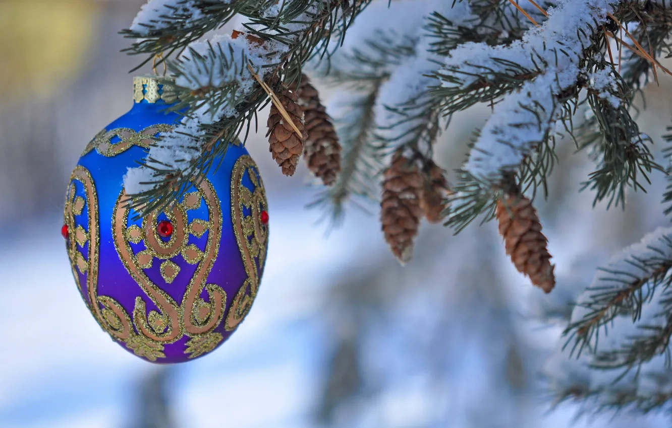 Фото обои снег, игрушка, елка, Новый Год, Рождество, украшение, шишки
