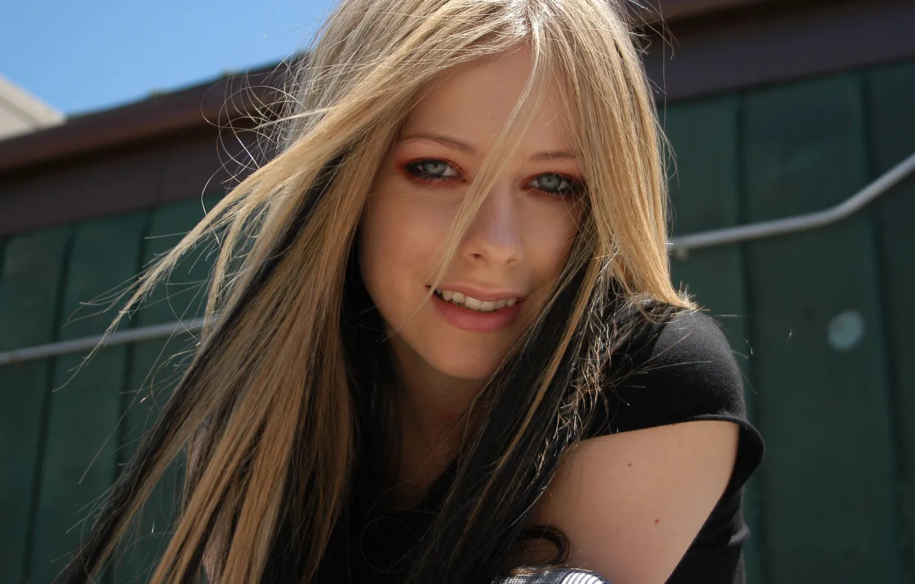 Фото обои взгляд, улыбка, Avril Lavigne, Аврил Лавин, голубые глаза