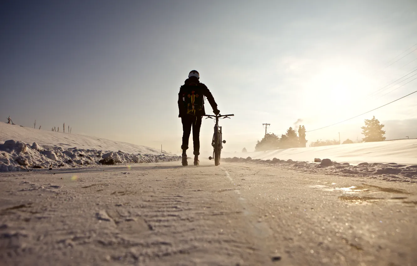 Фото обои зима, дорога, солнце, снег, велосипед, человек, тень, гонщик