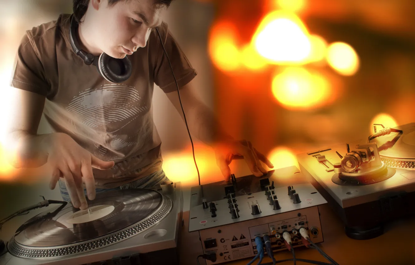 Фото обои пластины, музыка, клуб, наушники, парень, диджей, headphones, plates