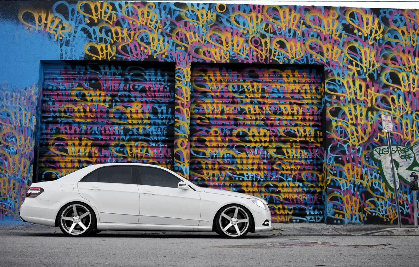 Фото обои белый, граффити, тюнинг, Mercedes, сбоку, тонировка, E Class