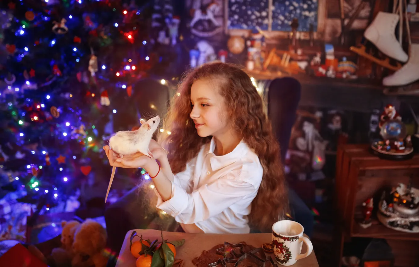 Фото обои комната, праздник, новый год, девочка, ёлка, ребёнок, крыса, символ года