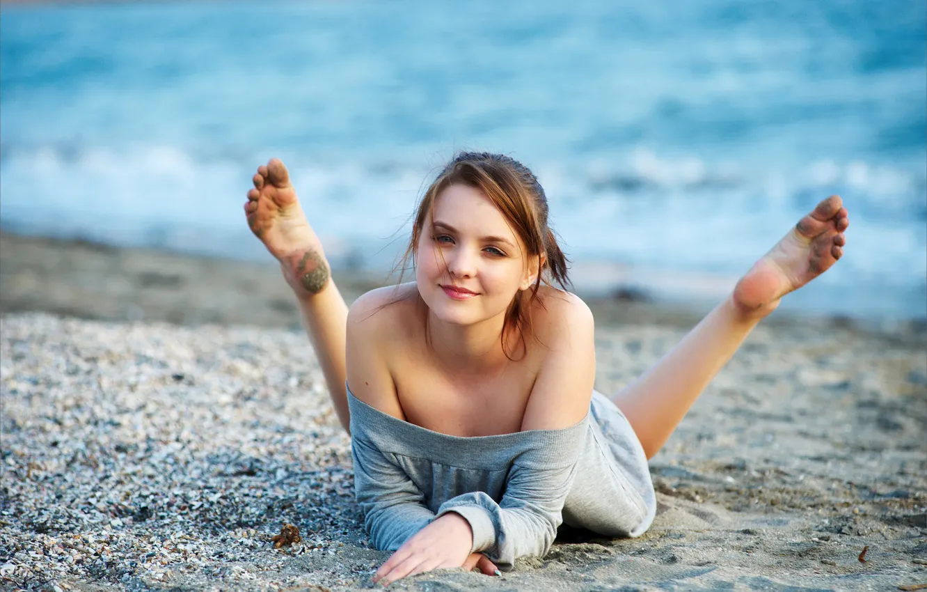 Фото обои песок, море, пляж, взгляд, девушка, улыбка, ветер, шатенка