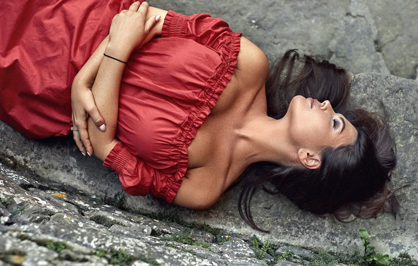 Фото обои девушка, поза, руки, декольте, красное платье, плечи, закрытые глаза, Антон Артюшин