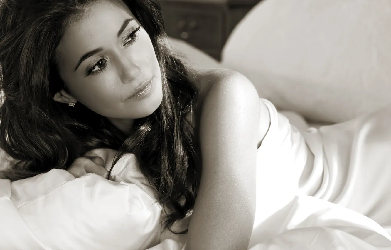 Фото обои девушка, лежит, Emmanuelle Chriqui