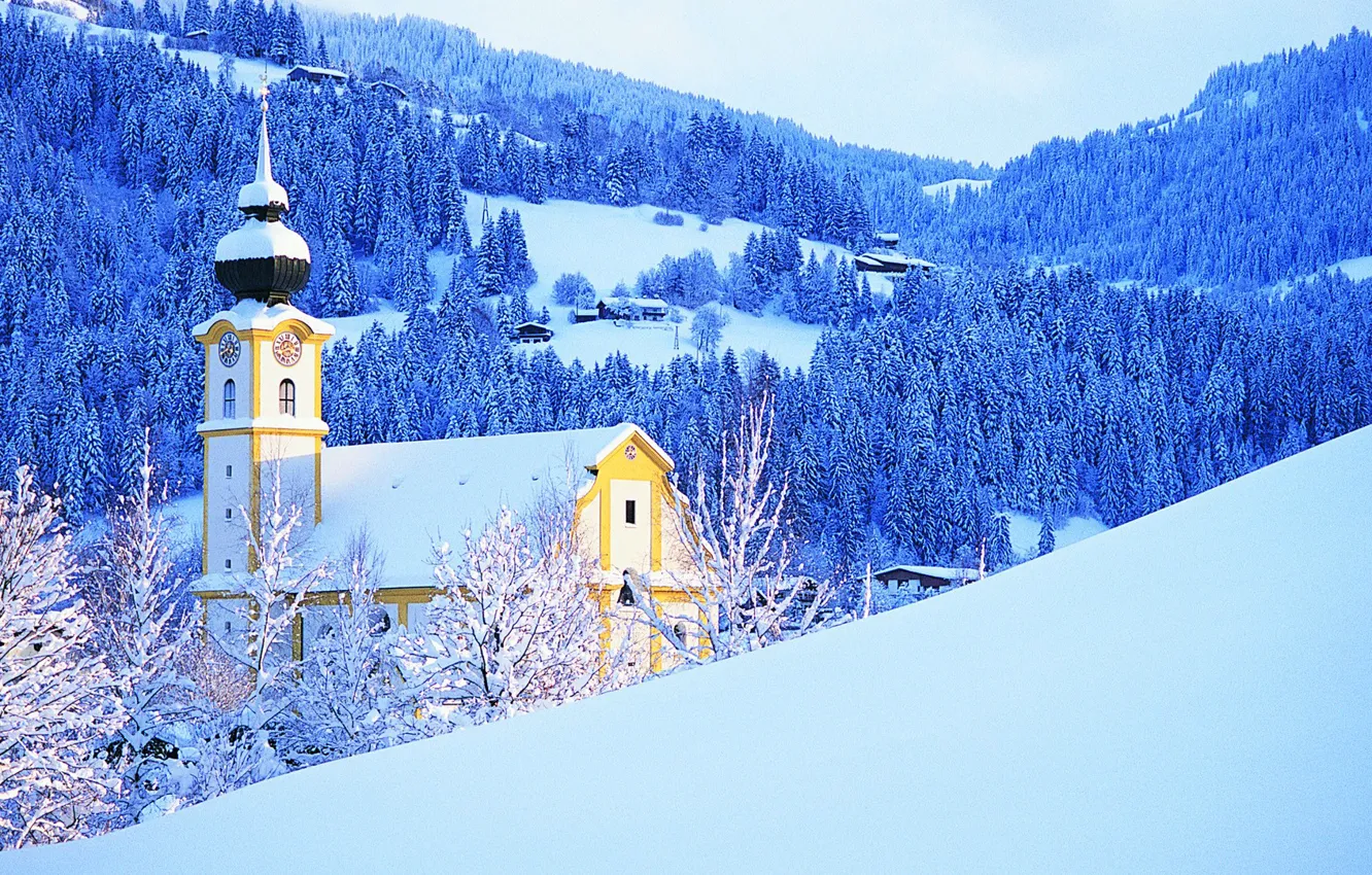 Фото обои зима, лес, небо, снег, деревья, горы, часы, башня