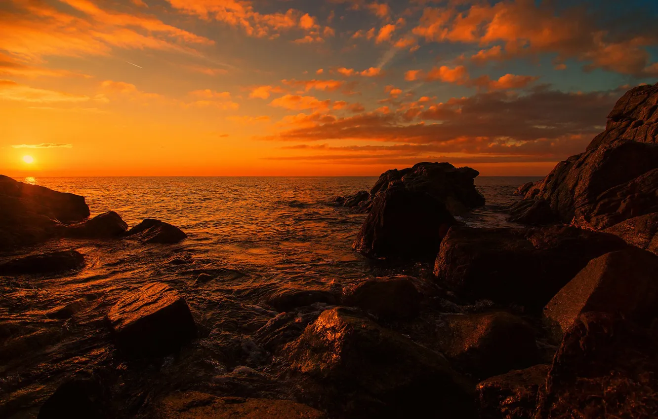 Фото обои море, солнце, закат, оранжевый, тучи, камни