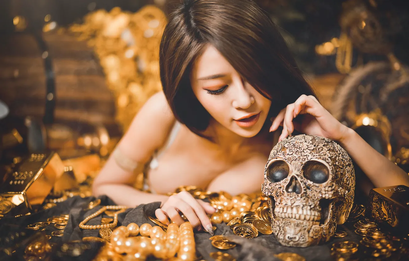 Фото обои девушка, лицо, поза, золото, модель, череп, фигура, ценности