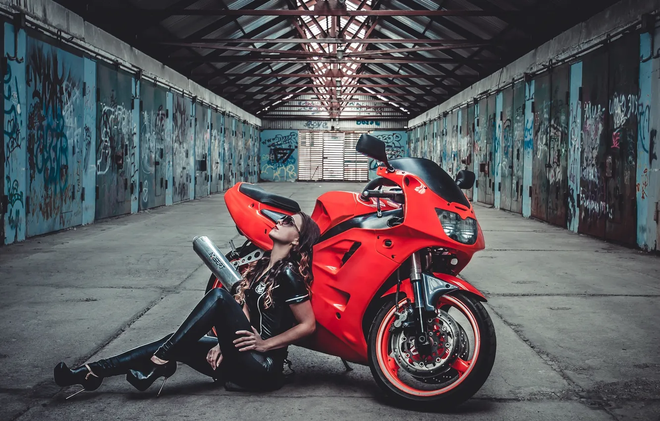 Фото обои Girl, Red, Model, Wheels, Brake, Hair, Sitting, Motocycle