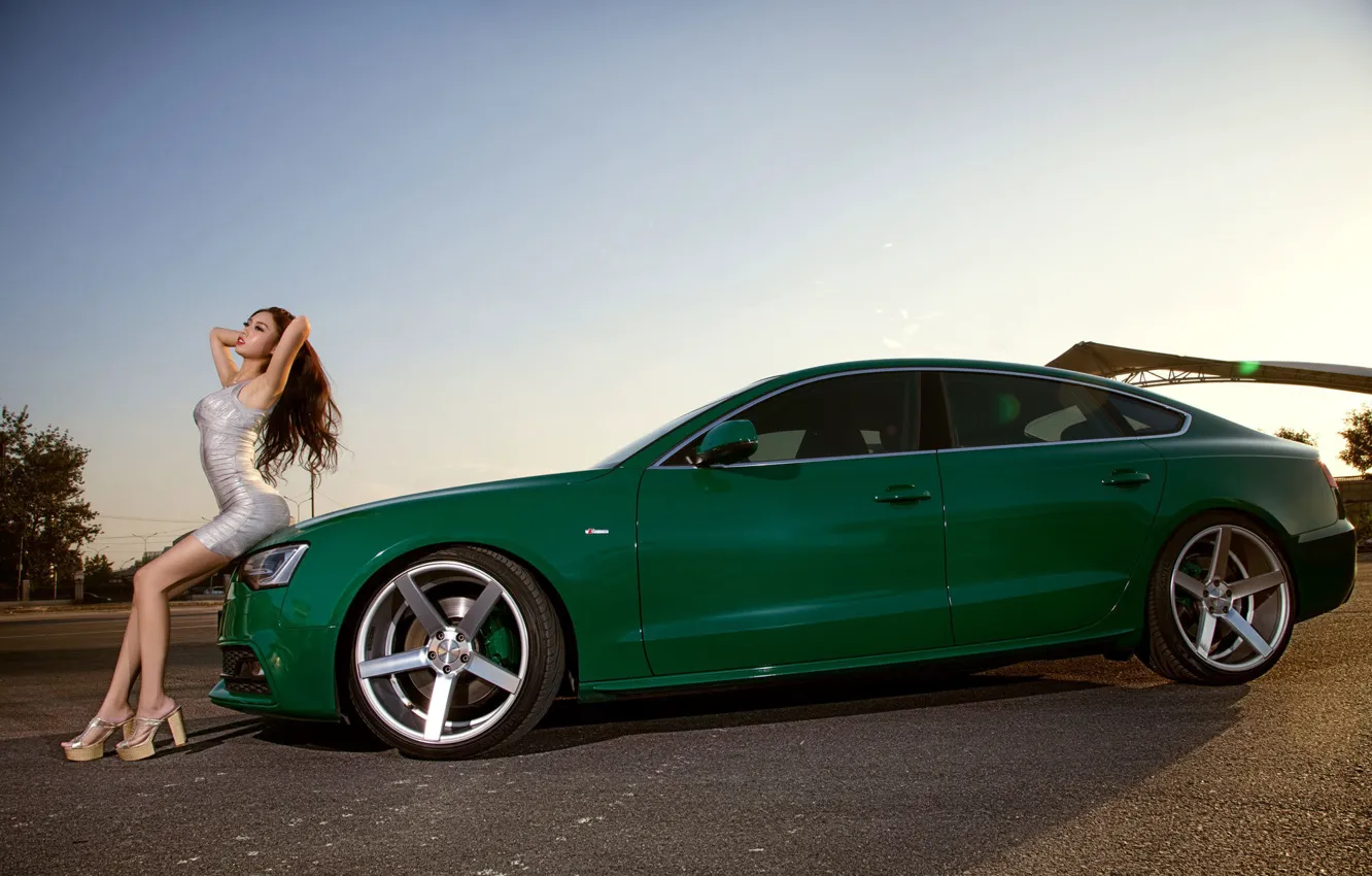 Фото обои взгляд, Audi, Девушки, азиатка, красивая девушка, зеленый авто, на капоте
