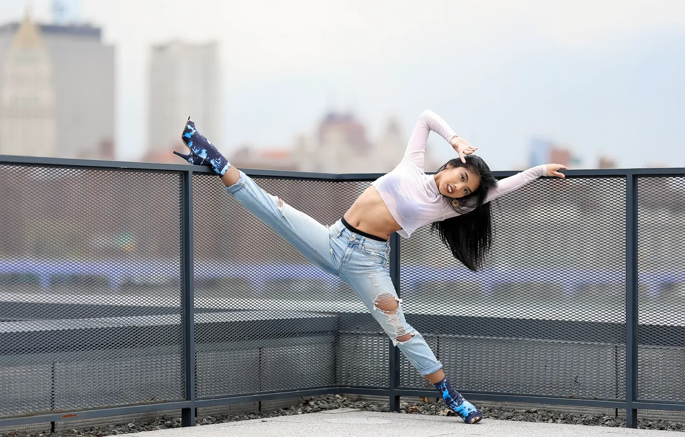 Фото обои девушка, город, поза, Veronica J.