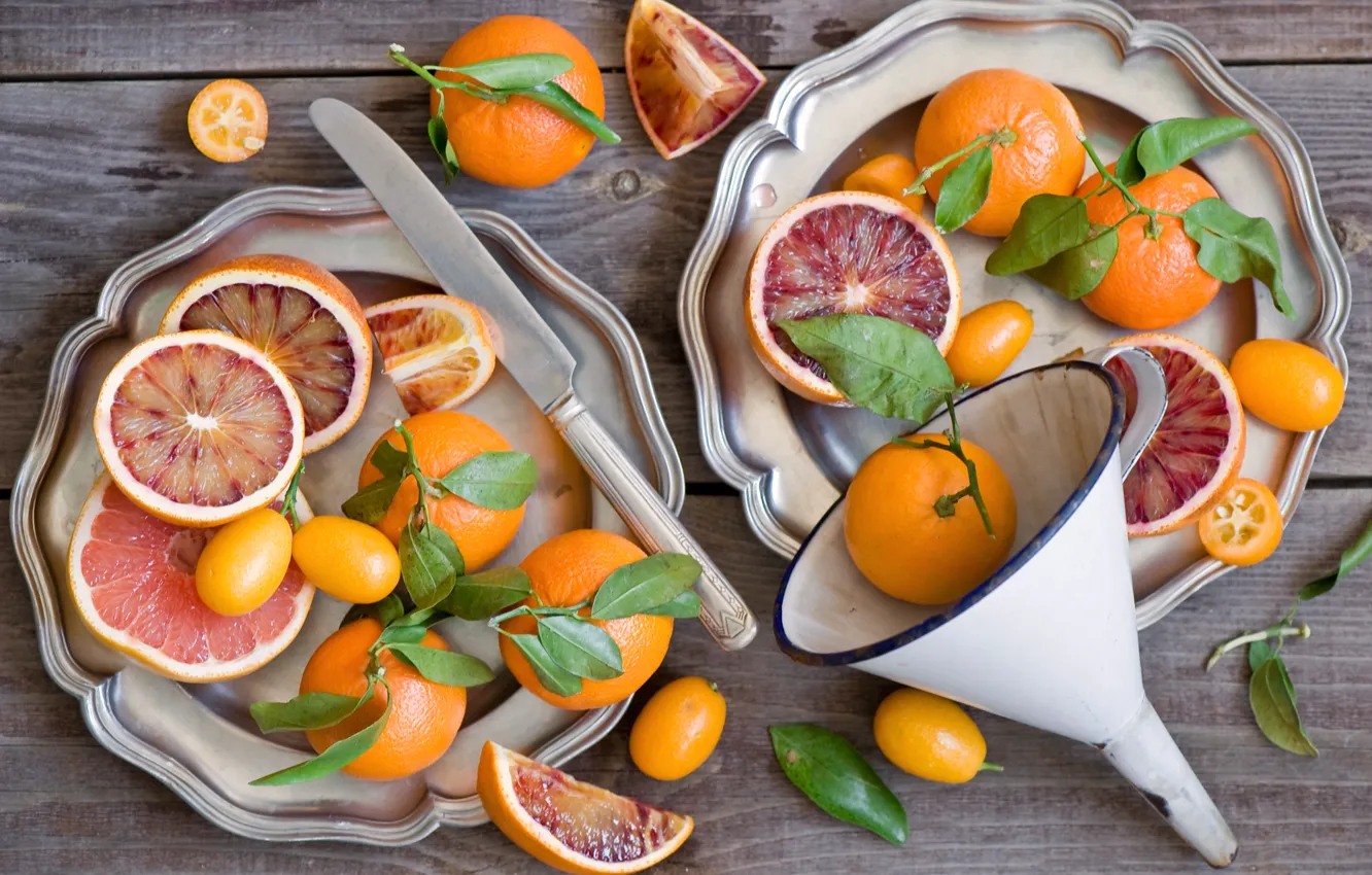 Фото обои листья, апельсины, тарелки, лейка, фрукты, цитрусы, кумкваты