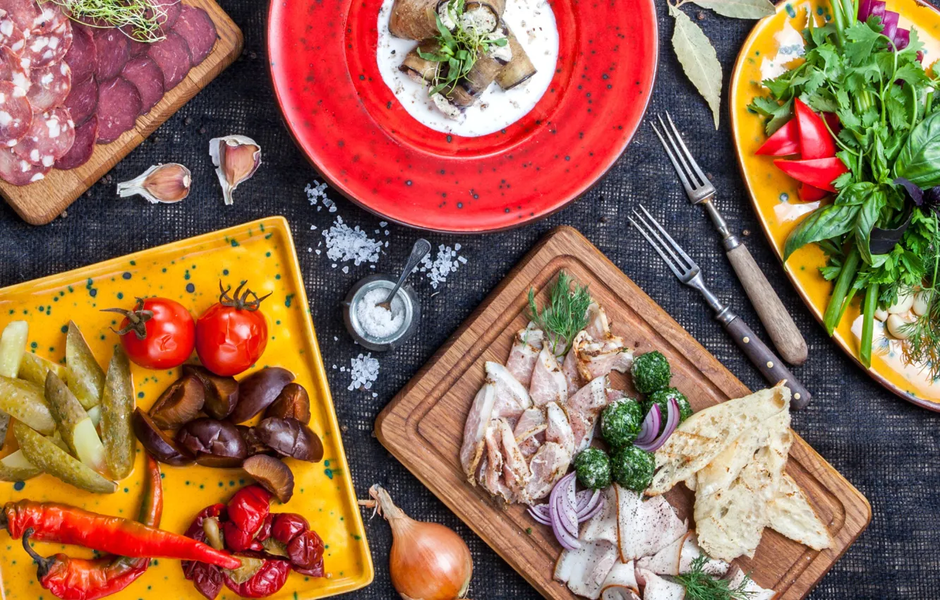 Фото обои мясо, оливки, салат, ассорти, лаваш, соленья