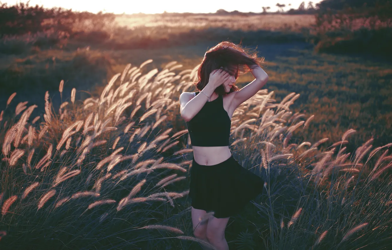 Фото обои поле, трава, девушка, солнце, ветер, юбка, майка, фигура