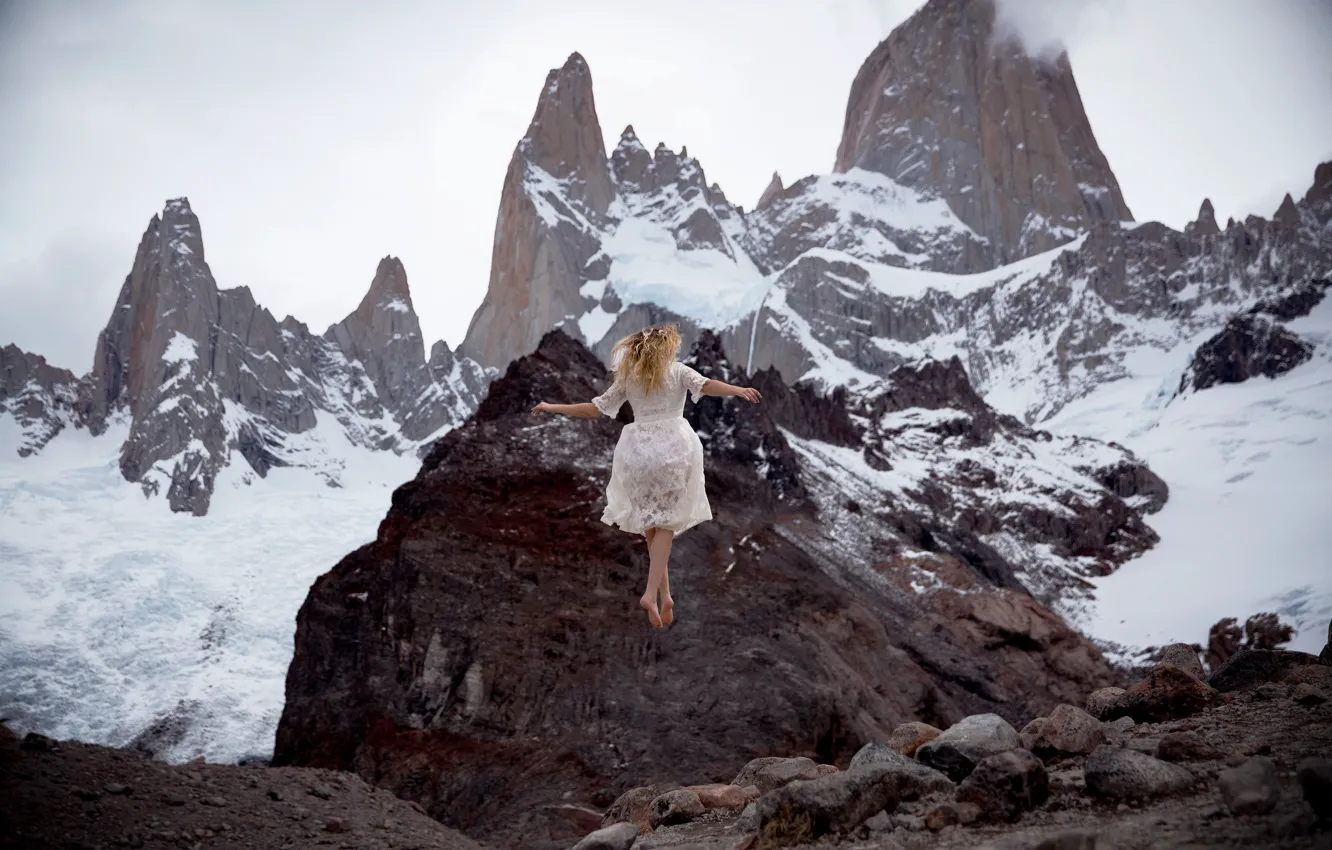 Фото обои девушка, снег, горы, платье, левитация, Lichon, learn to fly