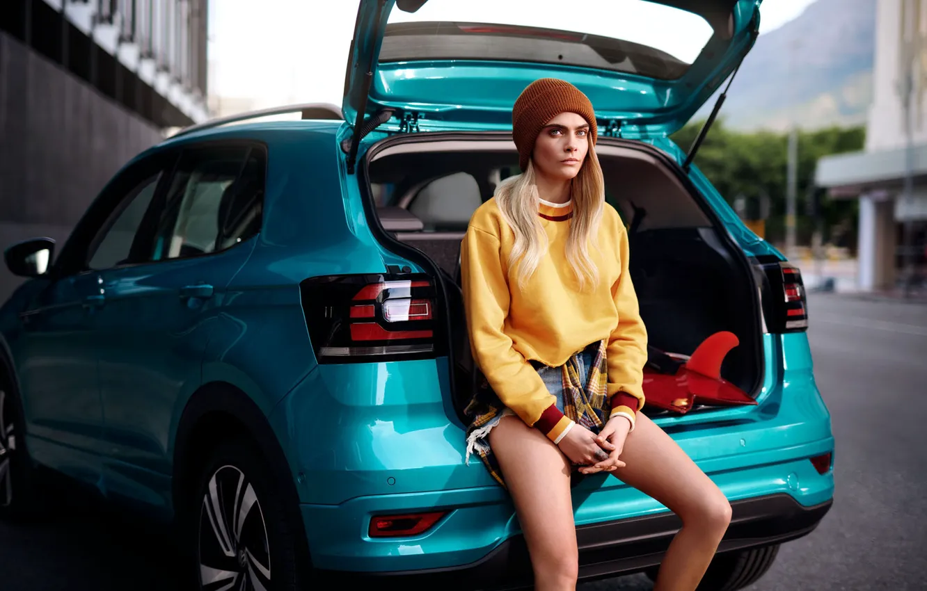 Фото обои авто, девушка, поза, улица, свитер, Cara Delevingne