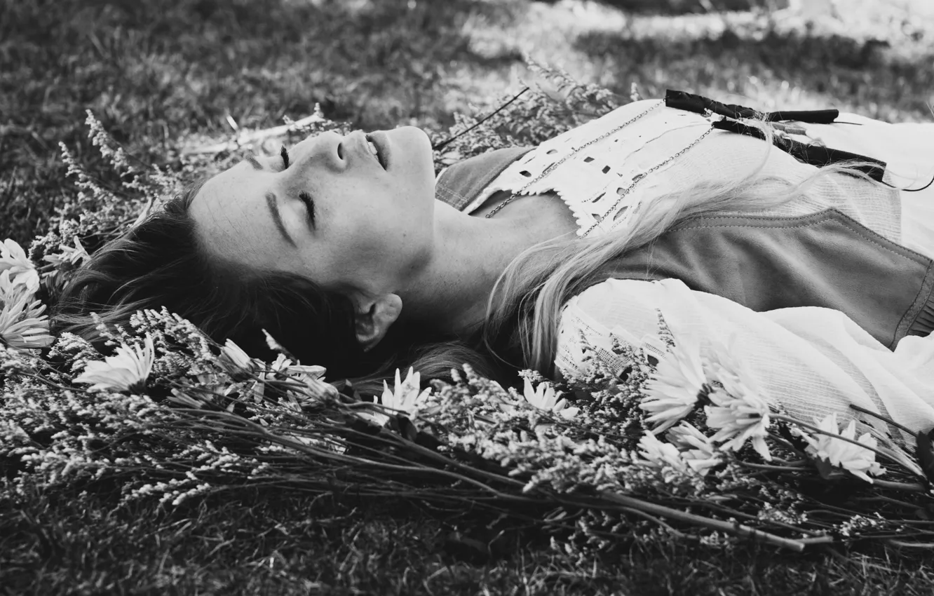 Фото обои трава, девушка, лежит, черно-белое