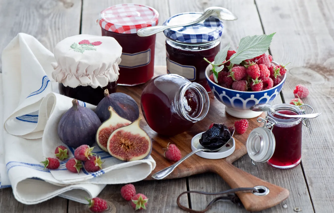 Фото обои ягоды, малина, баночки, доска, джем, варенье, ложки, инжир