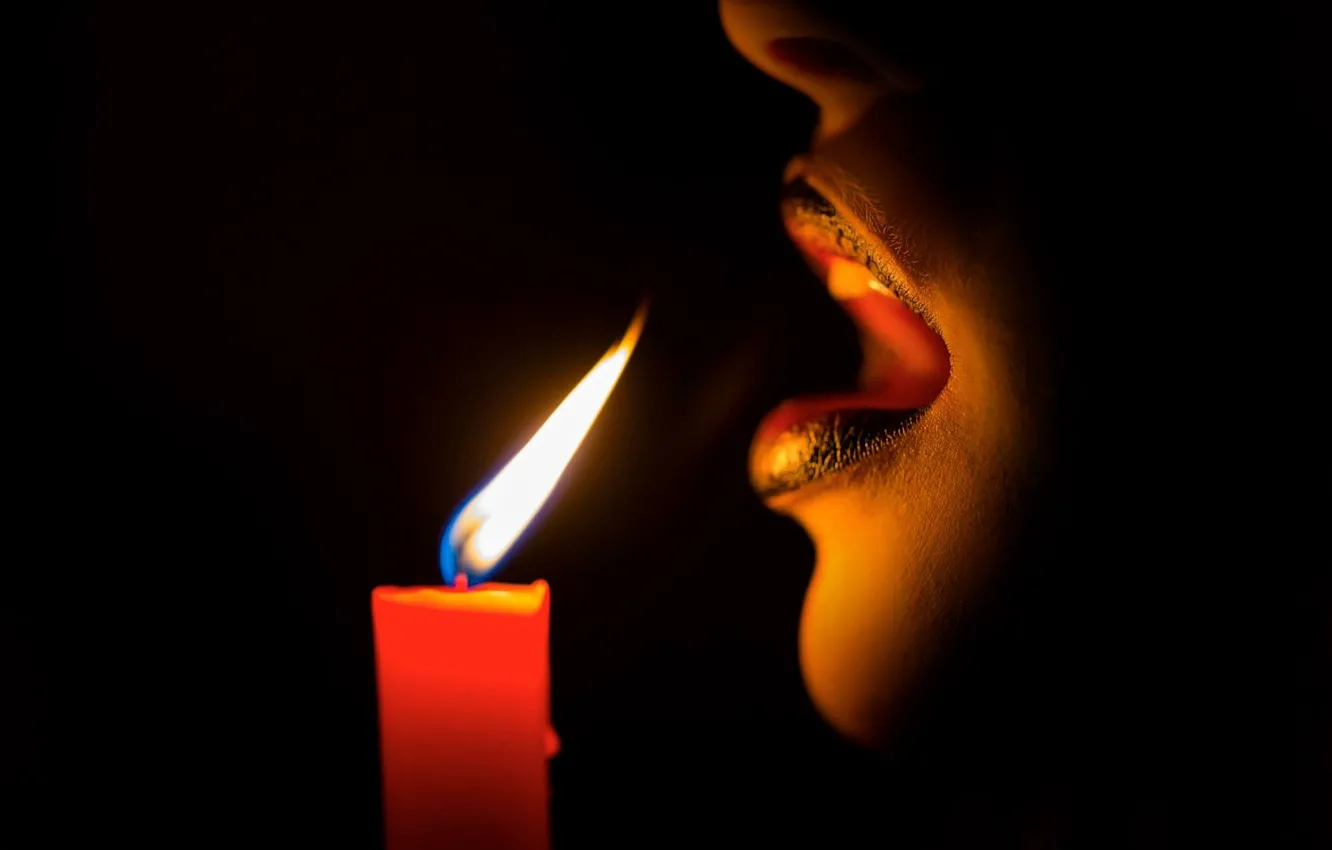 Фото обои темнота, огонь, свеча, дыхание, губы
