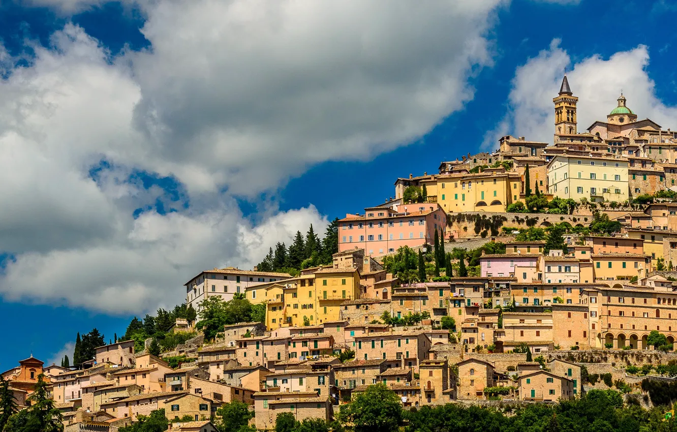 Фото обои облака, здания, дома, склон, Италия, панорама, городок, Italy