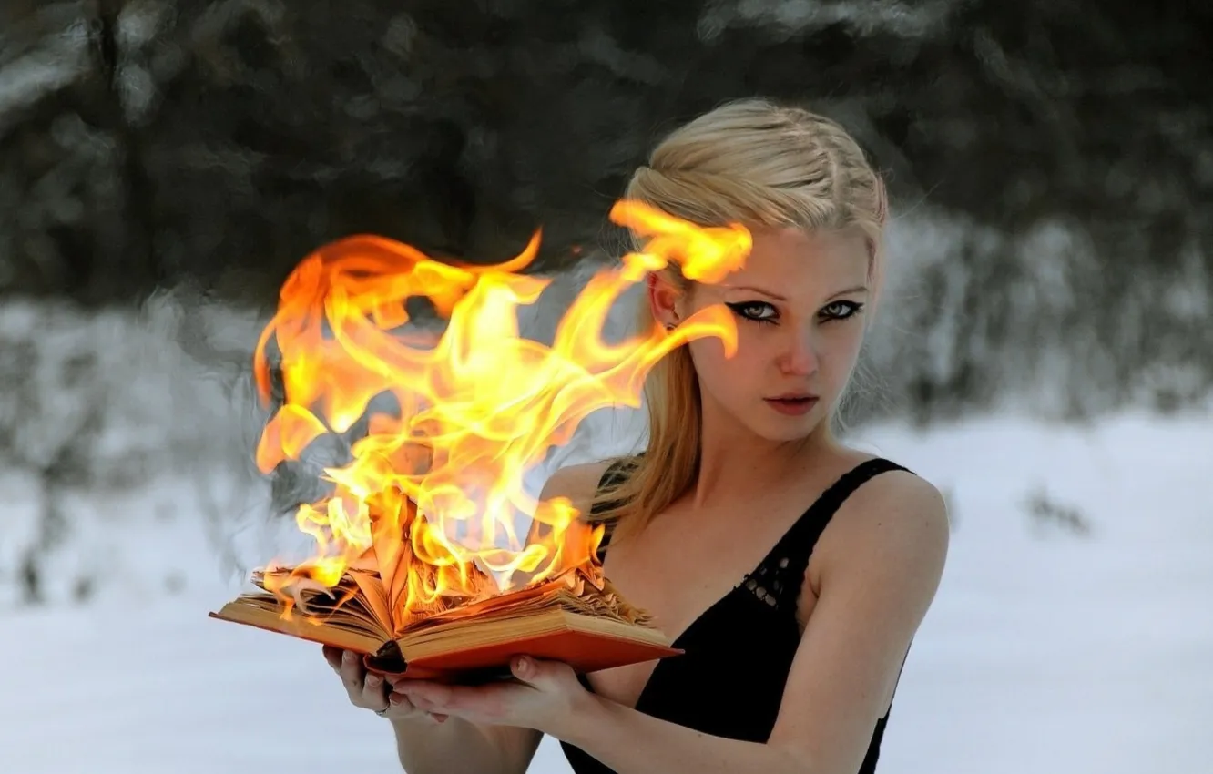 Фото обои девушка, снег, огонь, блондинка, книга