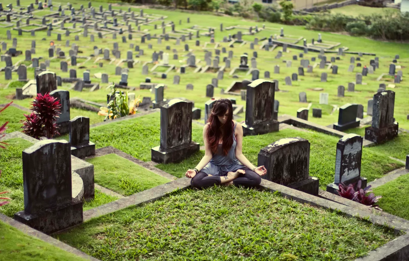 Фото обои девушка, поза, йога, кладбище, Kylie Woon