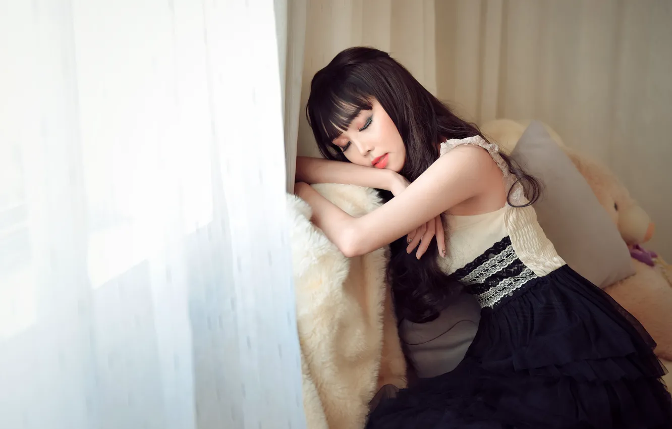 Фото обои девушка, свет, лицо, поза, уют, комната, отдых, милая