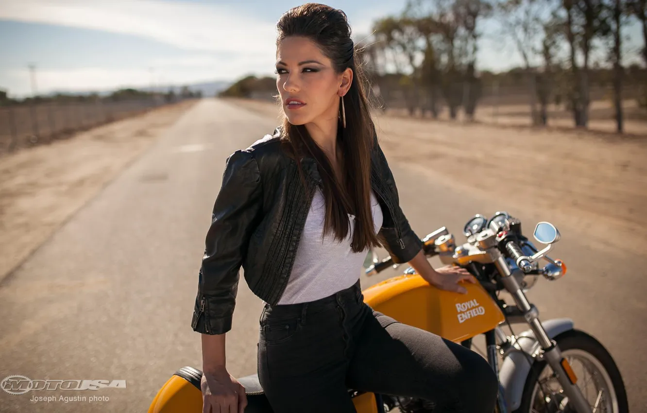 Фото обои дорога, Девушки, прическа, девушка Raquel, позирует на мотоцикле Royal Enfield Continental GT