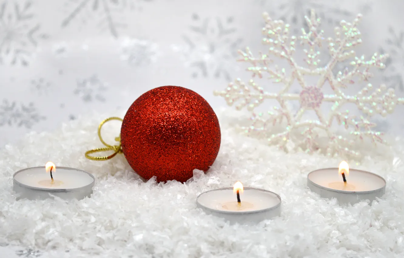 Фото обои снег, красный, пламя, праздник, свечи, шарик, Рождество, три