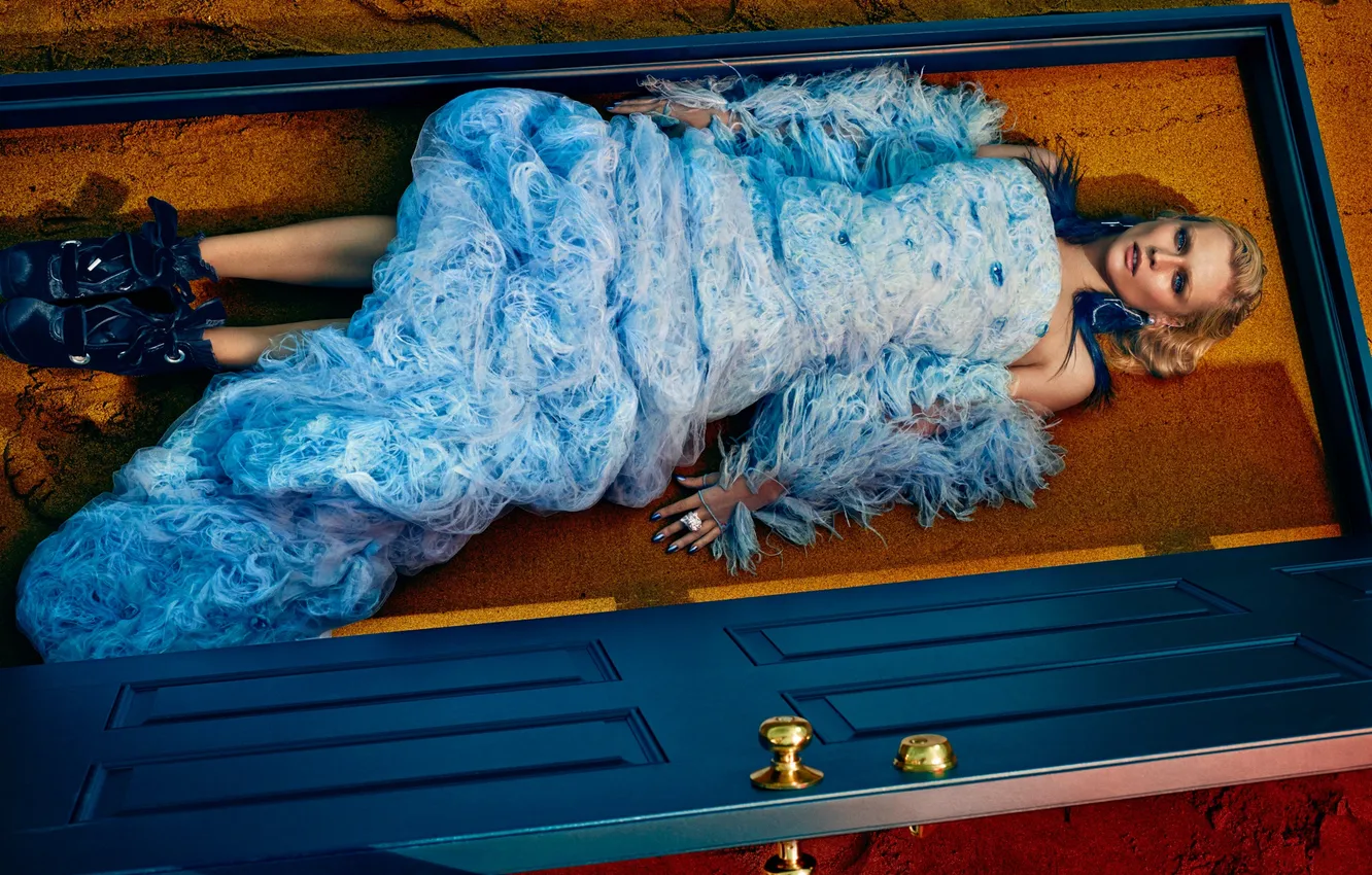Фото обои голубое, модель, макияж, платье, актриса, дверь, прическа, блондинка